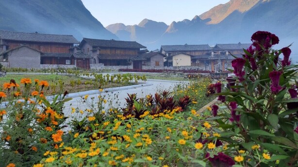 A traditional village with buildings and a central courtyard. - Homestay A San - Hostel (Meo Vac)