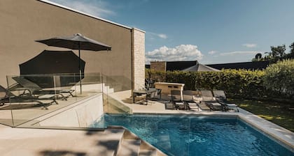 Modern 3-BR villa for 6 with pool, surrounded by pine forest near beach