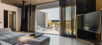 Modern 3-BR villa for 6 with pool, surrounded by pine forest near beach