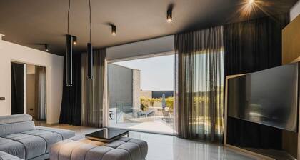 Modern 3-BR villa for 6 with pool, surrounded by pine forest near beach