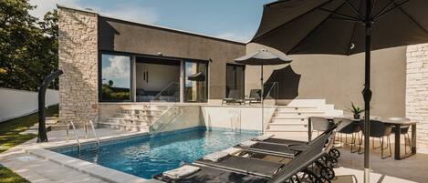 Een buitenzwembad en een verwarmd zwembad