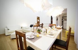 Apartment, 3 Schlafzimmer | Essbereich im Zimmer