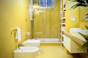 Lejlighed - 3 soveværelser | Badeværelse | Bruser, brusehoved med spredningseffekt, hårtørrer, bidet