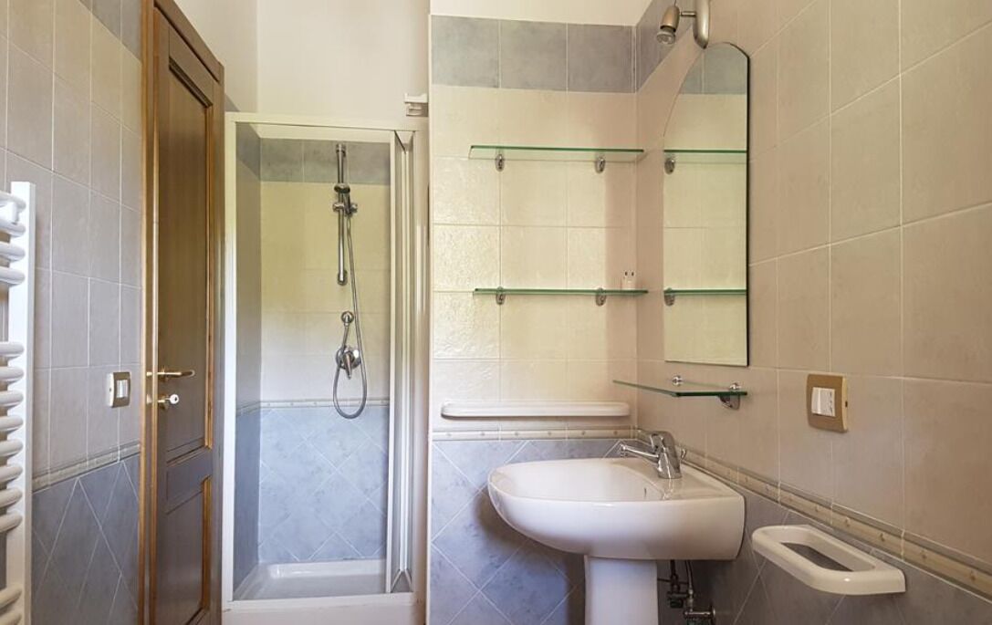 Buồng tắm vòi sen, máy sấy tóc, chậu vệ sinh/vòi rửa, khăn tắm 
