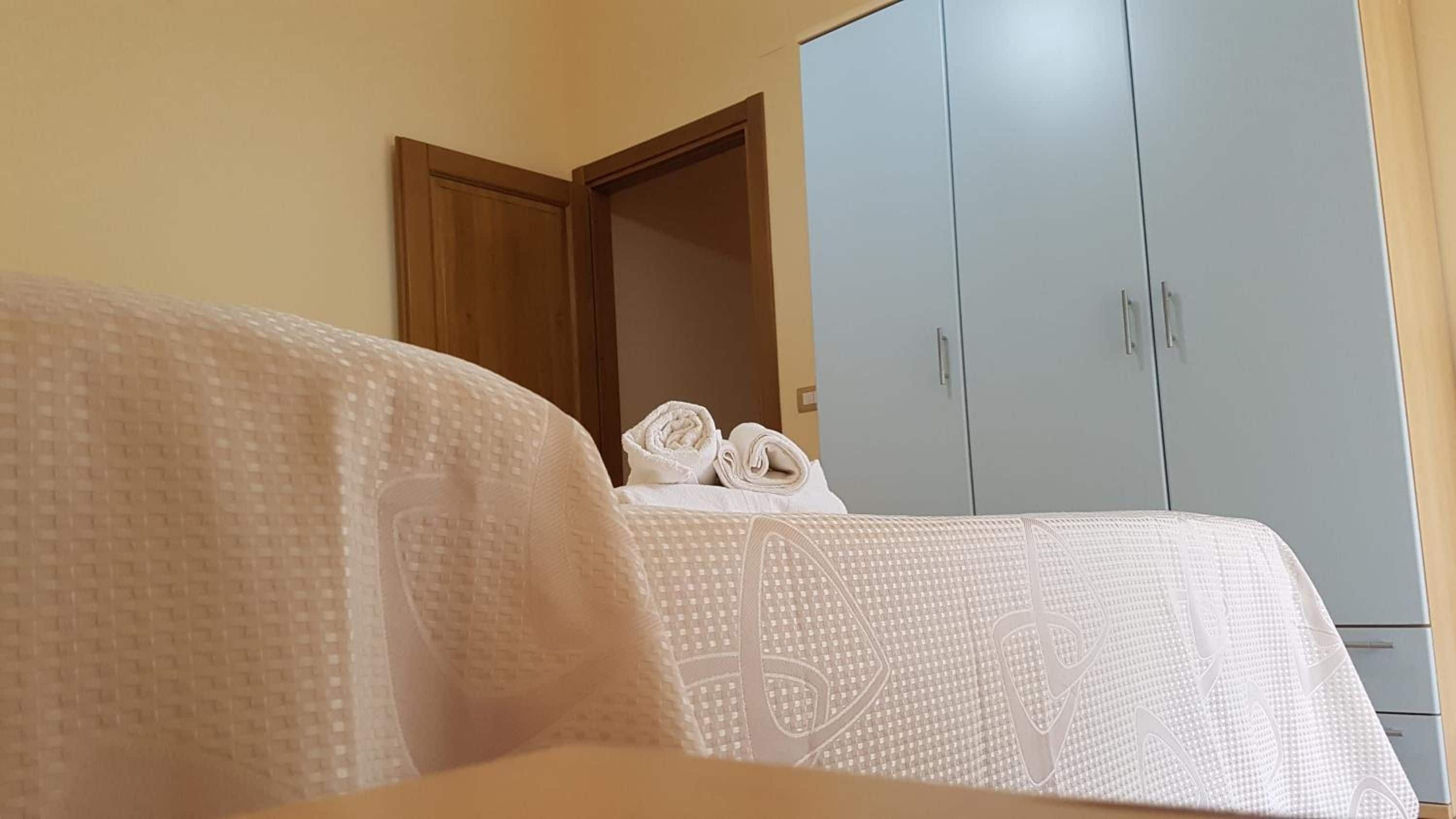 Una camera da letto con un letto, un armadio e una porta.