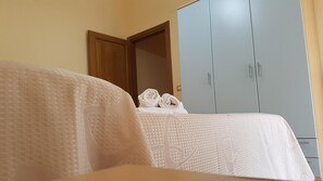A bedroom with a bed, a wardrobe, and a door. - Il Moro della Molpa (Centola)