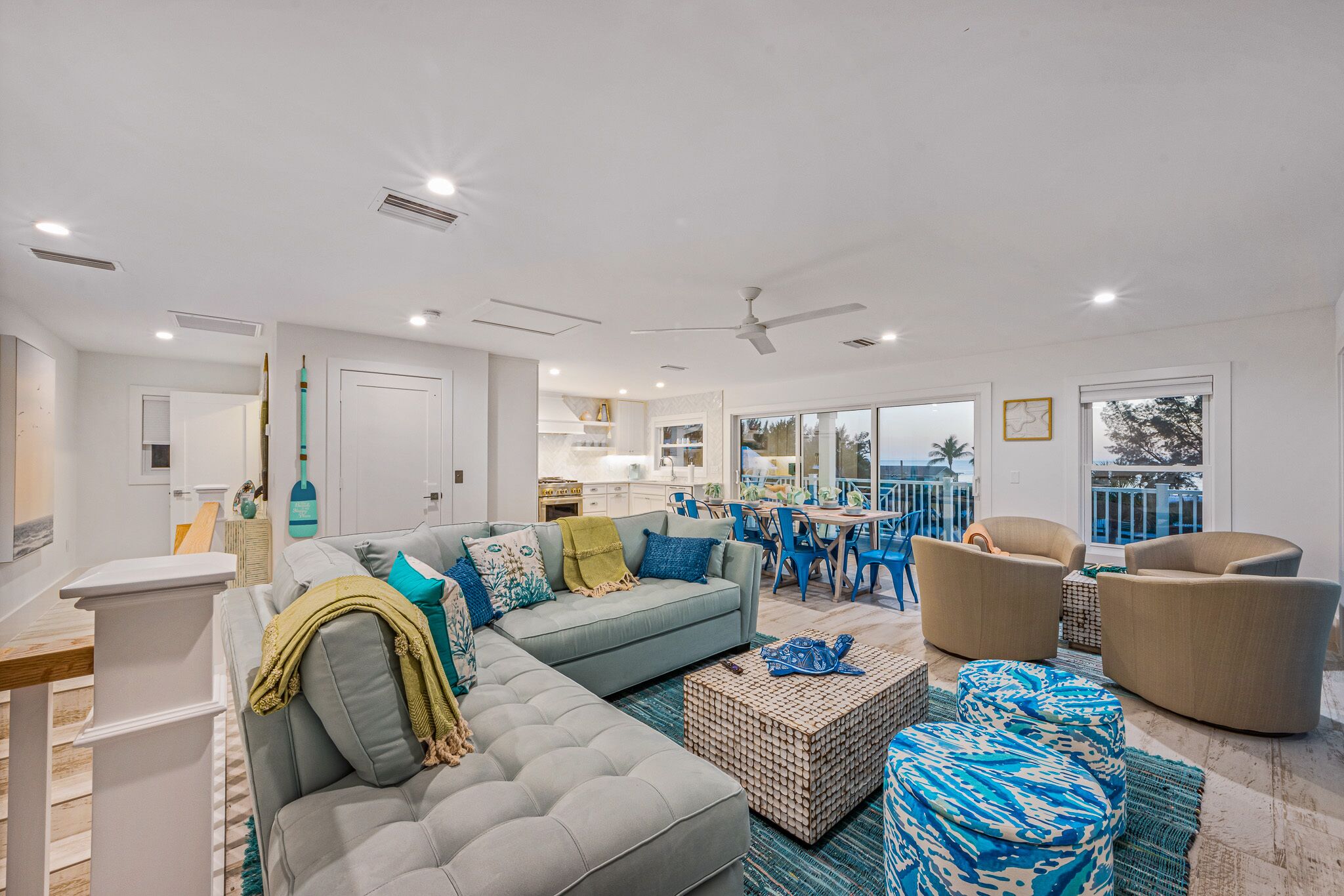 Smart-TV, DVD-Player, Bücher, Musikbibliothek