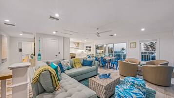 Smart-TV, DVD-Player, Bücher, Musikbibliothek