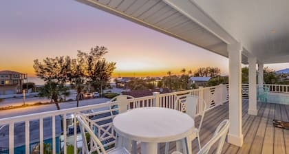 Beachview Retreat: Steps to the beach, Gulf views!