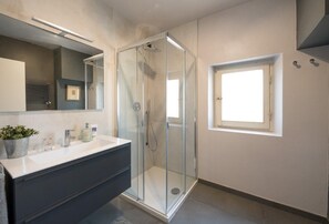 Shower, hair dryer, bidet, towels - CAMBIONI ROOMS DOWNTOWN APARTMENT cin.IT00005C2SW6NAP8 (Prato)