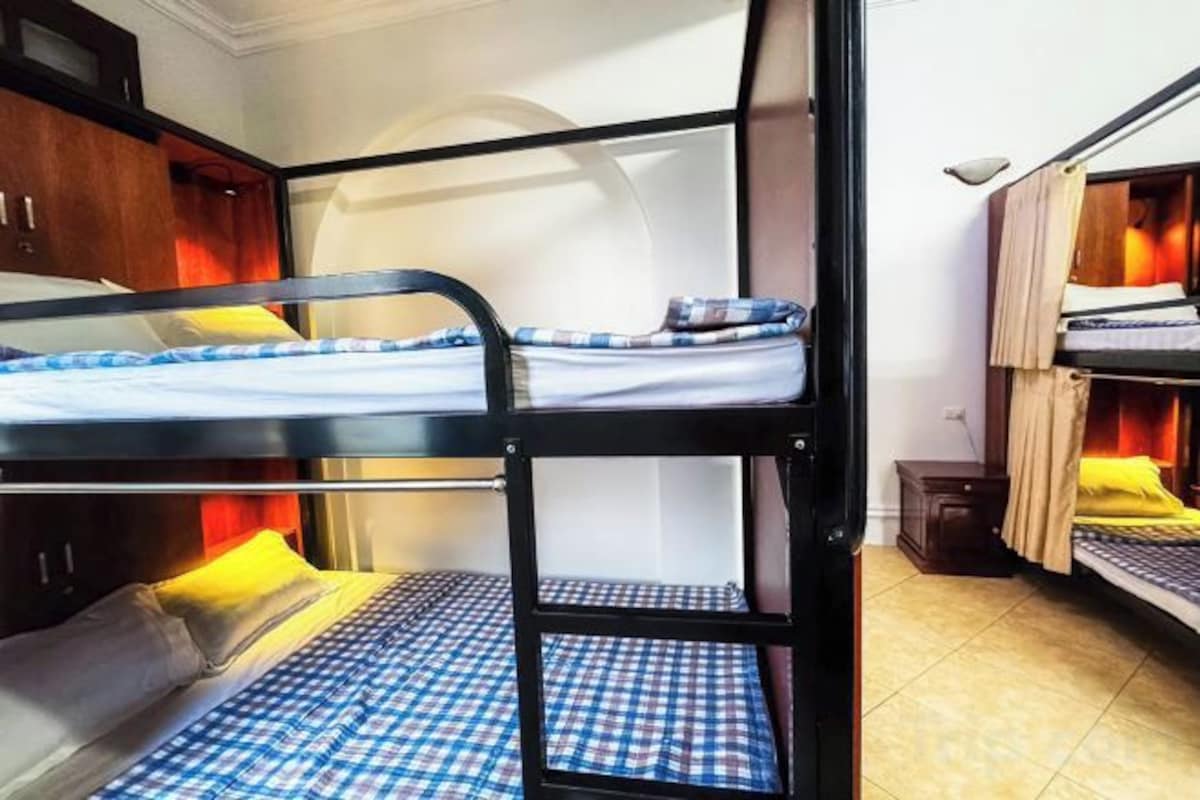Frigobar, cofres nos quartos, quartos à prova de som