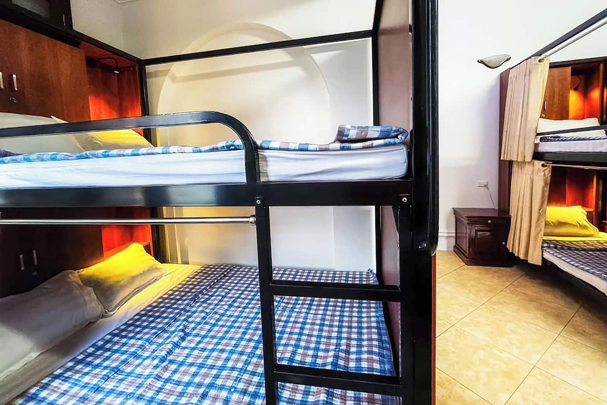 Dormitorio compartido, solo para hombres (Bed in 6-bed) | Minibar, caja de seguridad en la habitación y muebles diferentes