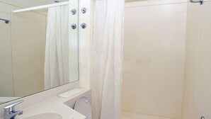 A bathroom with a white sink, toilet, and shower. - Hotel Eulenspiegel (Riesa)