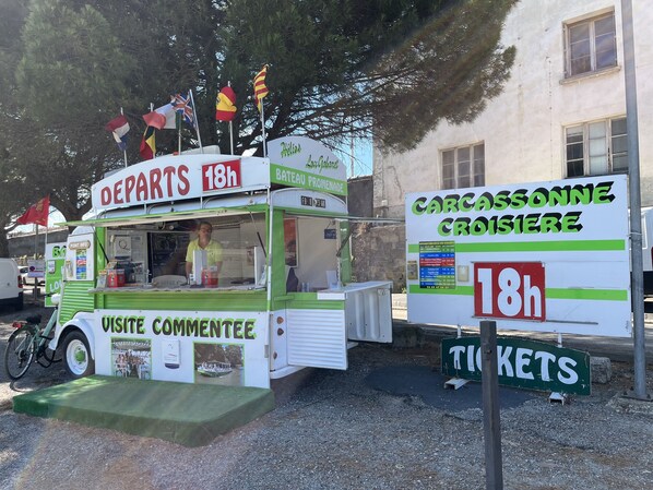 Un camión de comida con un letrero que indica que está abierto hasta las 18h.