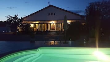 Façade de l’hébergement - soirée/nuit