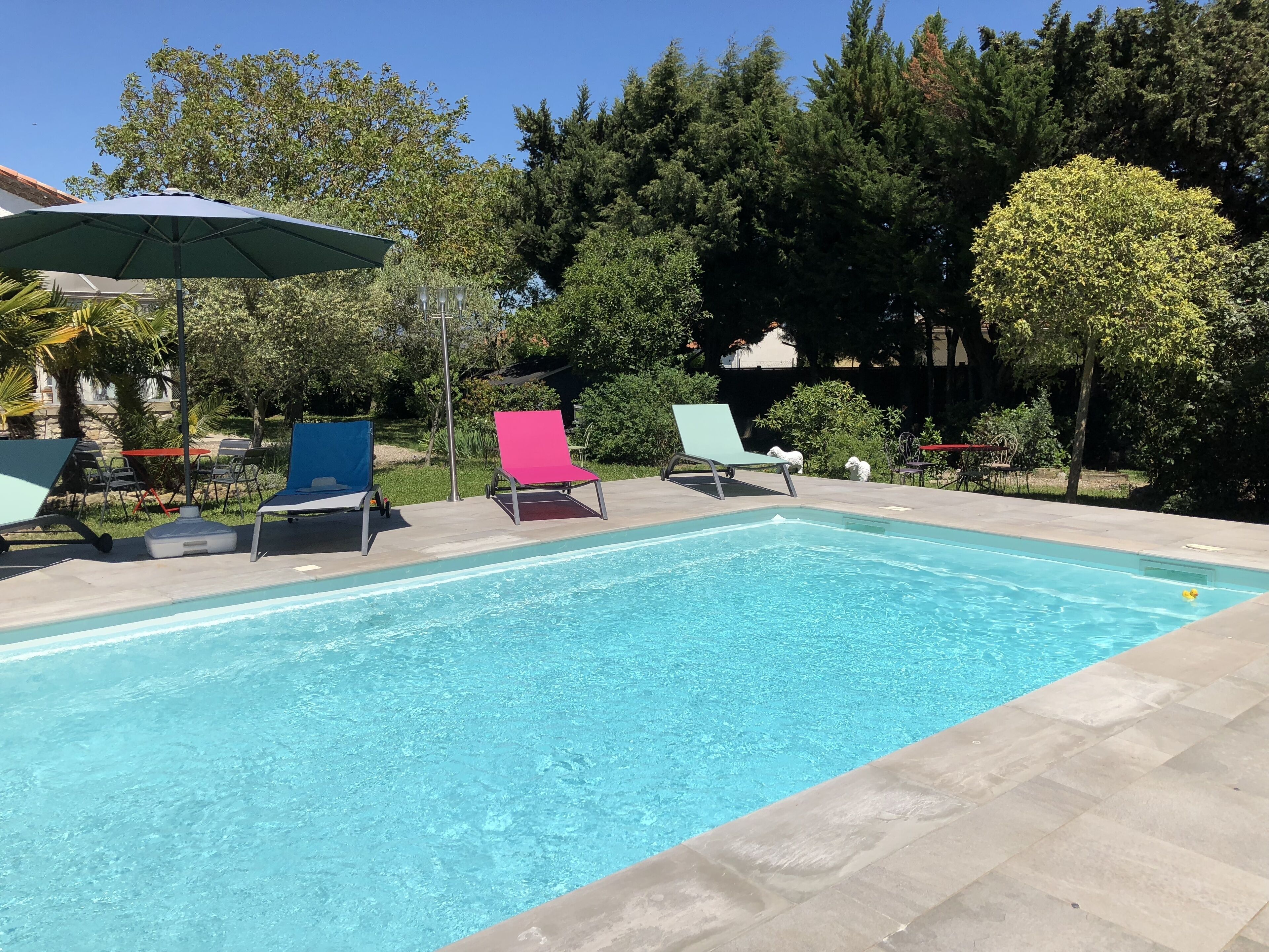 Sesongbasert utendørsbasseng og solsenger