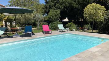 Sesongbasert utendørsbasseng og solsenger