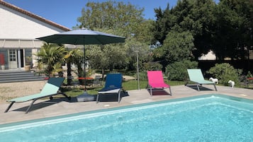 Piscine extérieure (ouverte en saison), chaises longues