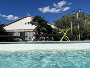 Piscina externa sazonal, espreguiçadeiras