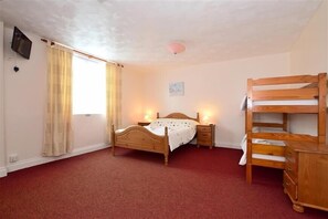 Familienzimmer (1 Bunk) | Bügeleisen/Bügelbrett, kostenloses WLAN, Bettwäsche