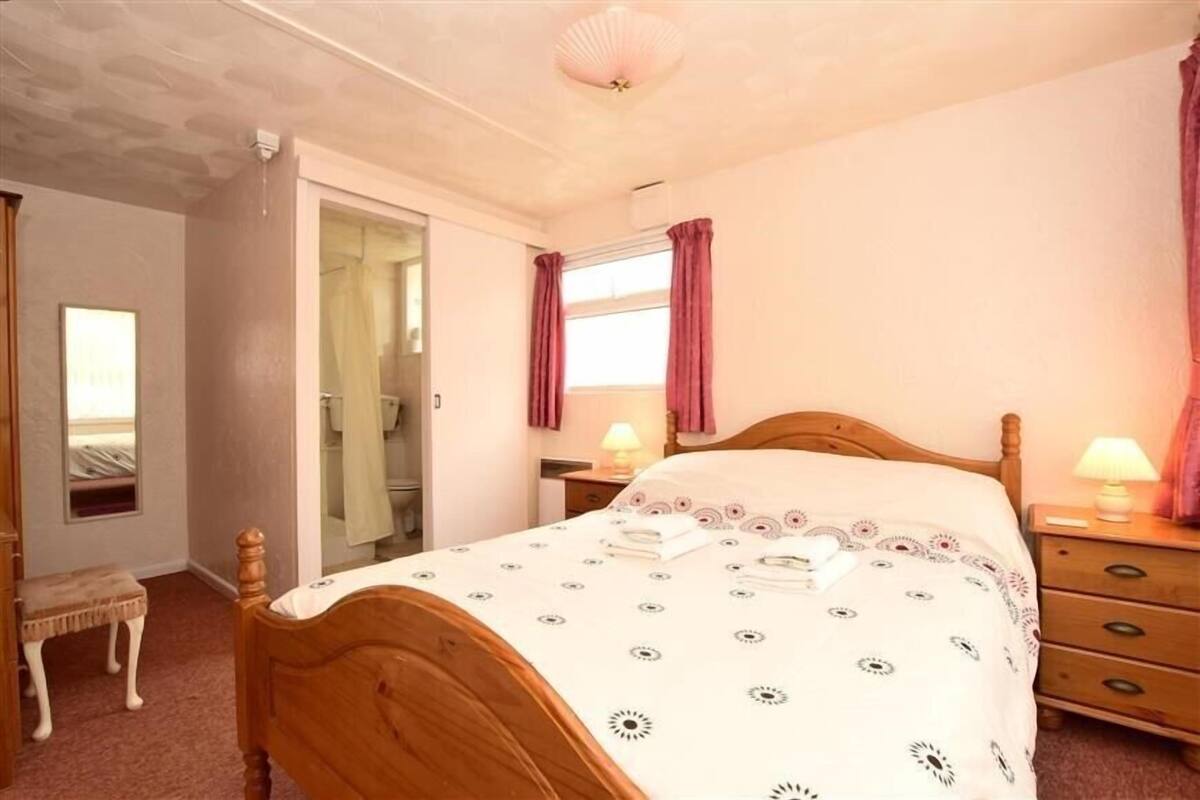 Habitación doble | Tabla de planchar con plancha, wifi gratis y ropa de cama