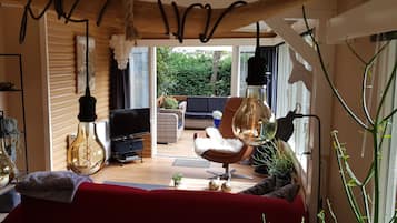 Een televisie, een dvd-speler, boeken en een muziekbibliotheek