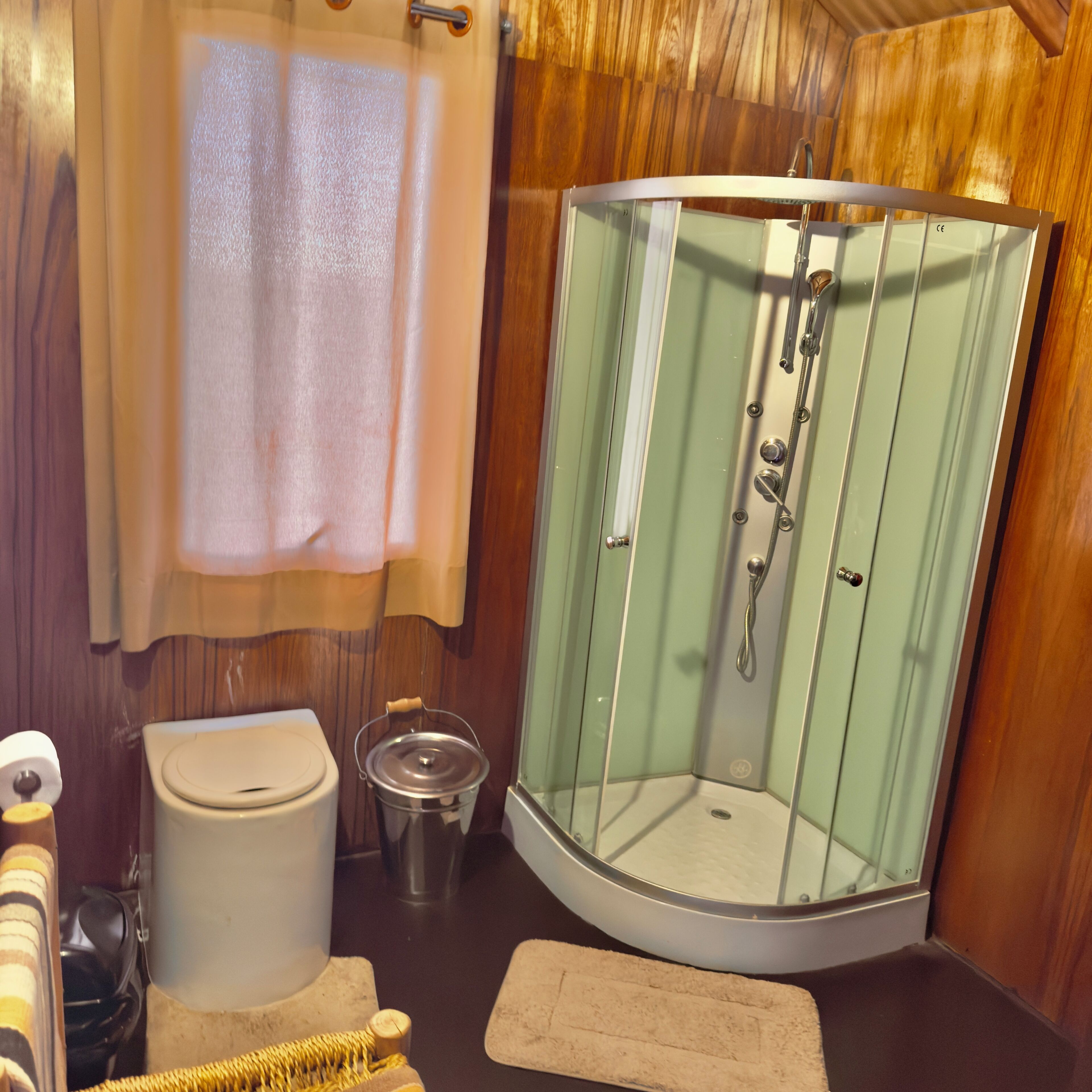Suite Deluxe | Baño | Regadera, regadera tipo lluvia, batas, toallas 