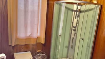 Suite Deluxe | Baño | Regadera, regadera tipo lluvia, batas, toallas