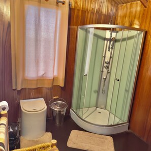 Suite – deluxe | Bad | Dusj, regndusjhode, badekåper og håndklær