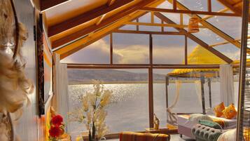 Deluxe Suite | 1 bedroom, down comforters, soundproofing, free WiFi