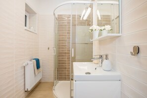 Comfort Apartment | Bathroom | Shower, hair dryer, heated floors, towels - Apartmany Jedovary (Trhove Sviny)