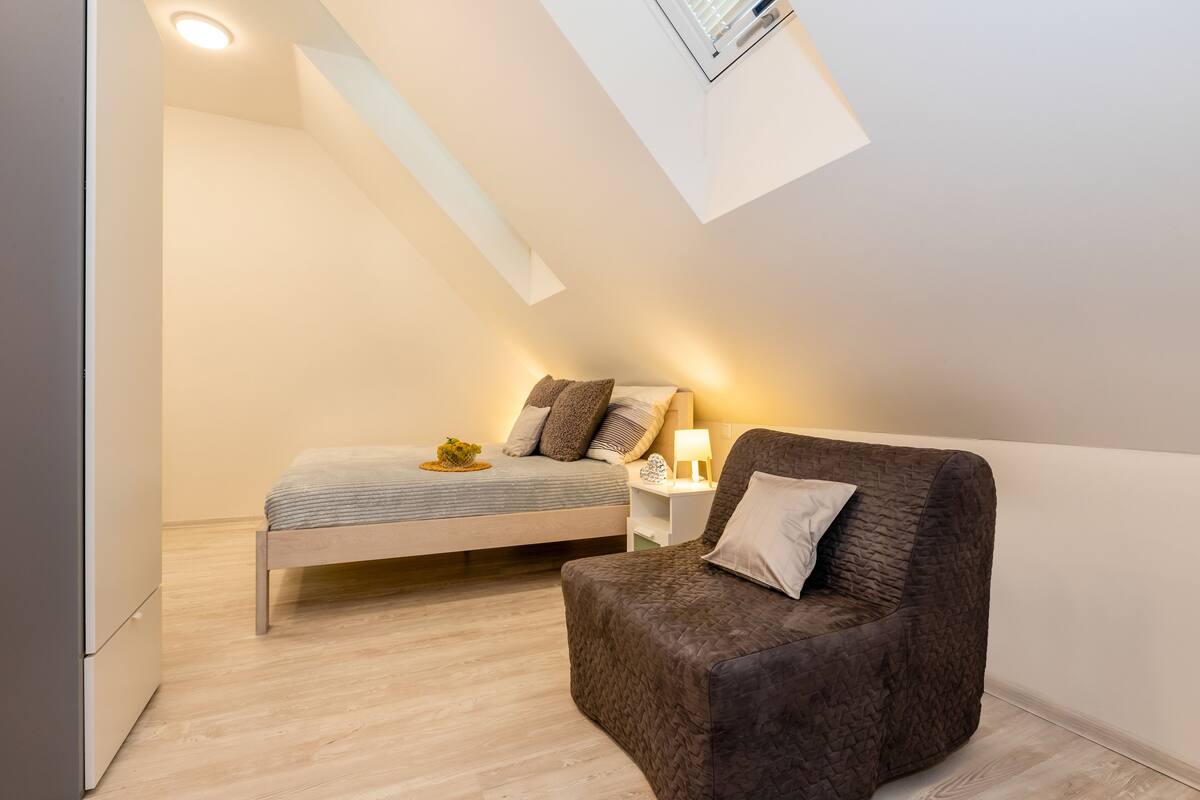 Comfort Studio | Hypo-allergenic bedding available, cribs (free), WiFi (free), bed sheets
