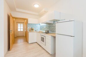 Căn hộ tiện nghi đơn giản | Bếp riêng | Tủ lạnh, bếp nấu, ấm điện, ghế cao cho trẻ em 