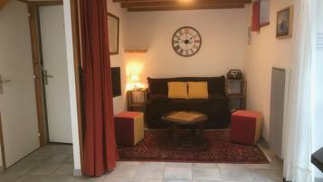 Télévision, lecteur de DVD, table de tennis de table