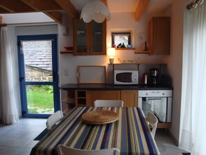 Fridge, microwave, oven, stovetop - Morlaix Gite In Framework Based Rural and 8 km from the Sea (Plourin-Lès-Morlaix)