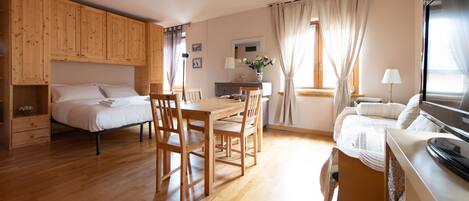 Fer et planche à repasser, Wi-Fi gratuit, draps fournis