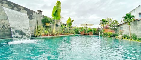 Outdoor pool, open 10:00 AM to 10:00 PM, sun loungers