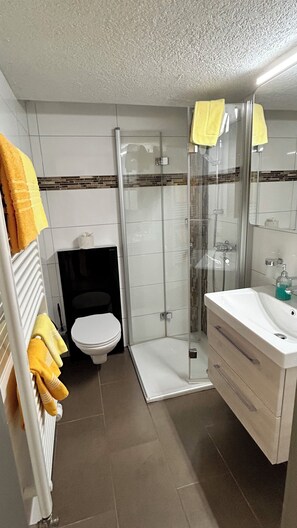 Douche, sèche-cheveux, serviettes fournies, savon