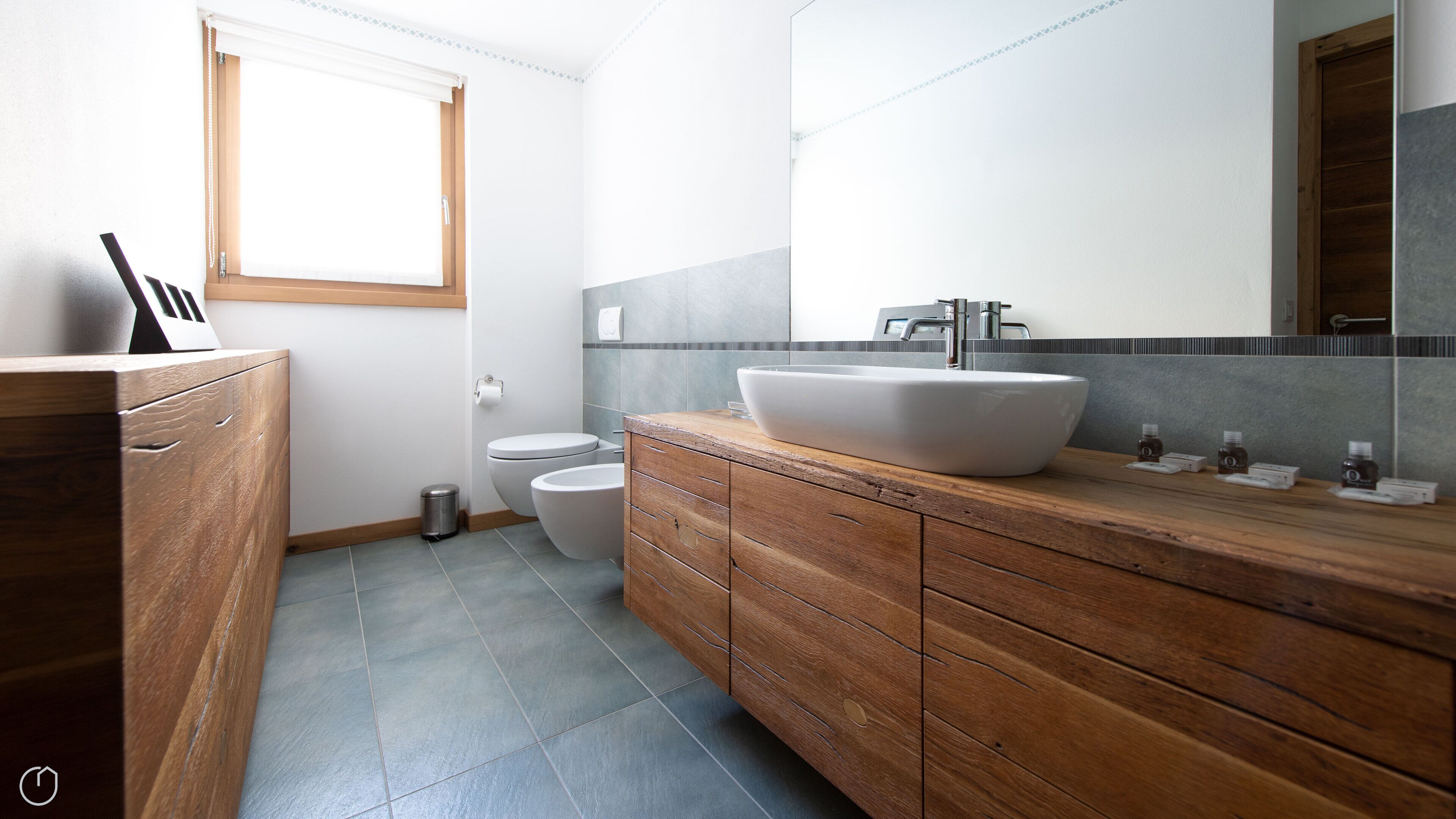 Badewanne, Haartrockner, Bidet, Handtücher