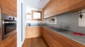 Frigorifero, forno, piano cottura, lavastoviglie