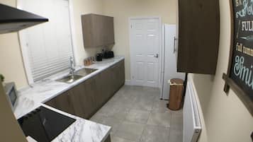 Premier Townhome | Private kitchen | Fridge, microwave, oven, stovetop