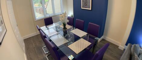 تناول الطعام داخل الغرفة