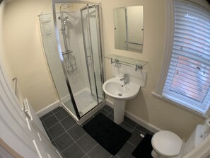 Premier-Stadtwohnung | Badezimmer | Kostenlose Toilettenartikel, Haartrockner, Handtücher, Shampoo