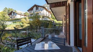 A balcony with two tables, each with a white mug and a placemat. - San Giovanni 13/A - Foliage (Molina)