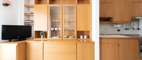 Fridge, oven, stovetop, cookware/dishes/utensils