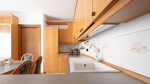 Kühlschrank, Ofen, Herdplatte, Geschirrspüler