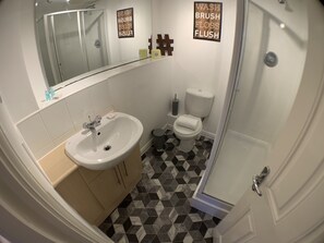 Business Townhome | Bathroom | Separate bathtub and shower, towels, soap, shampoo - Harpers Brook  5 bedrooms TV Netflix (Corby)