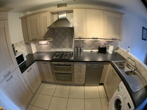 Casa adosada Business | Cocina privada | Frigorífico, microondas, horno y placa de cocina