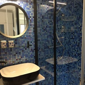 Baignoire, sèche-cheveux, bidet, serviettes fournies