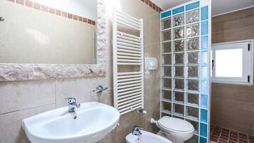 Douche, sĂšche-cheveux, bidet, serviettes fournies